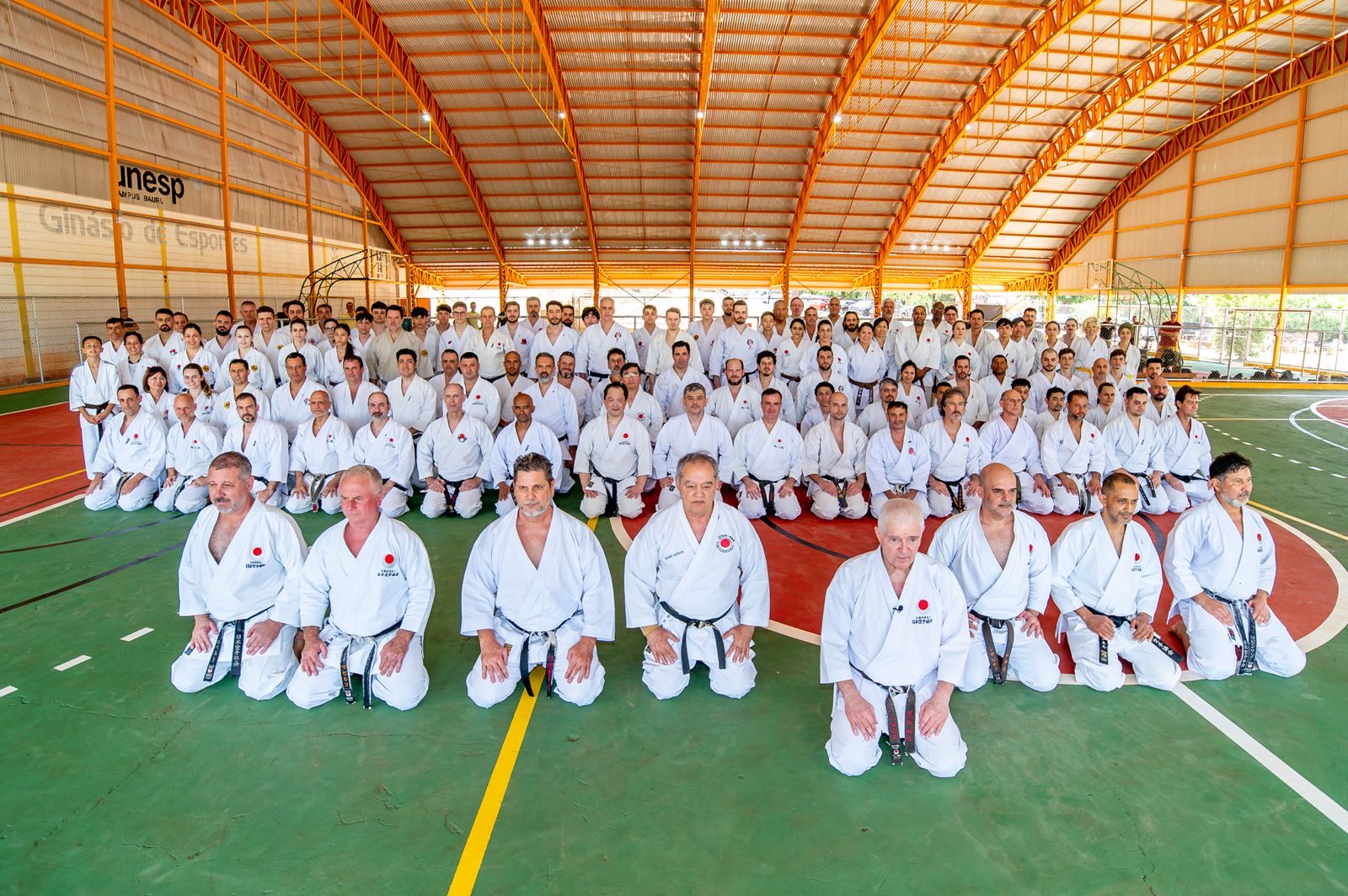 Foto com centenas de karatecas da JKA em curso ministrado pelo Sensei Carlos Rocha
